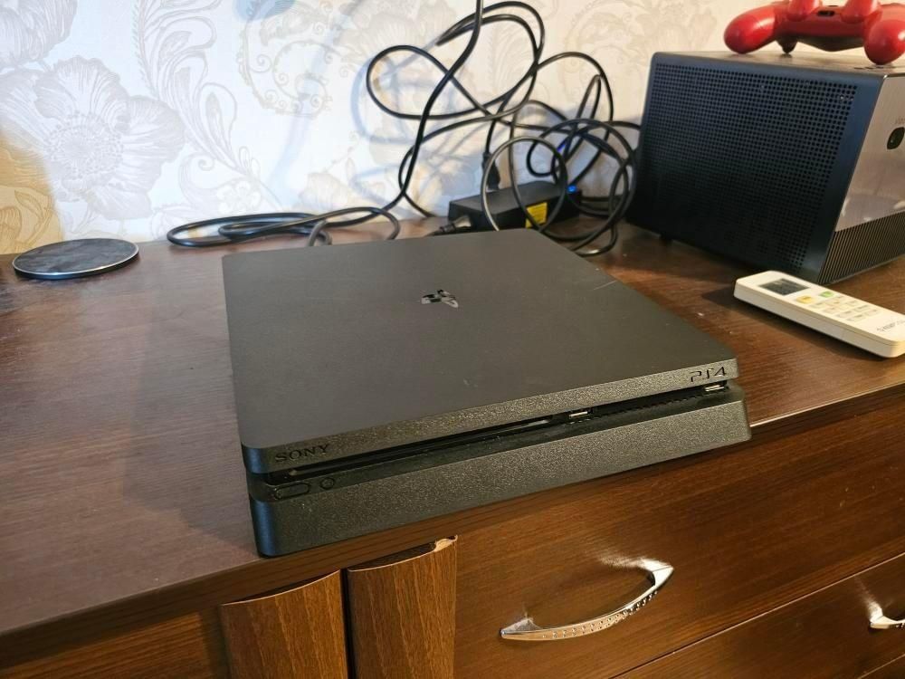 Продаю свою ігрову консось PS 4 slim 512