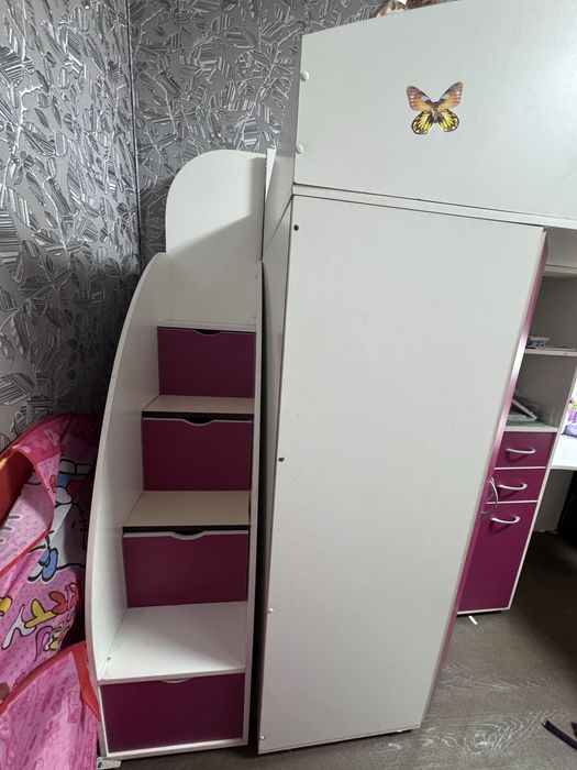 Ліжко-горище зі столом