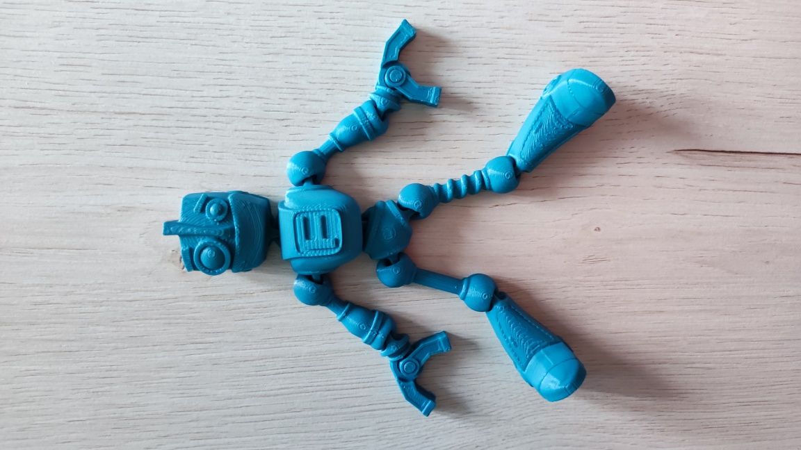 Niebieski ruchomy robot