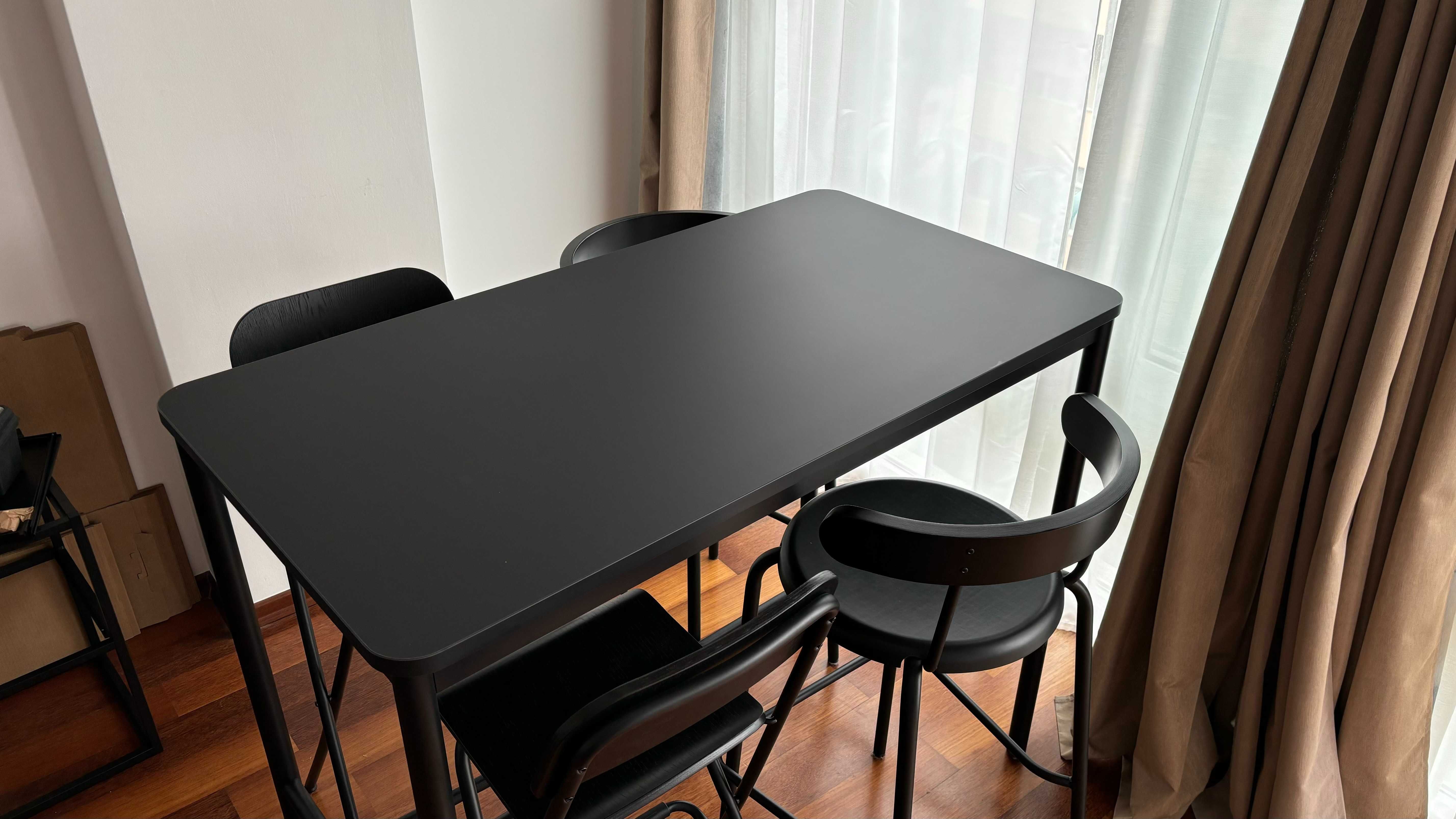 Mesa alta IKEA preta c/ 4 cadeiras