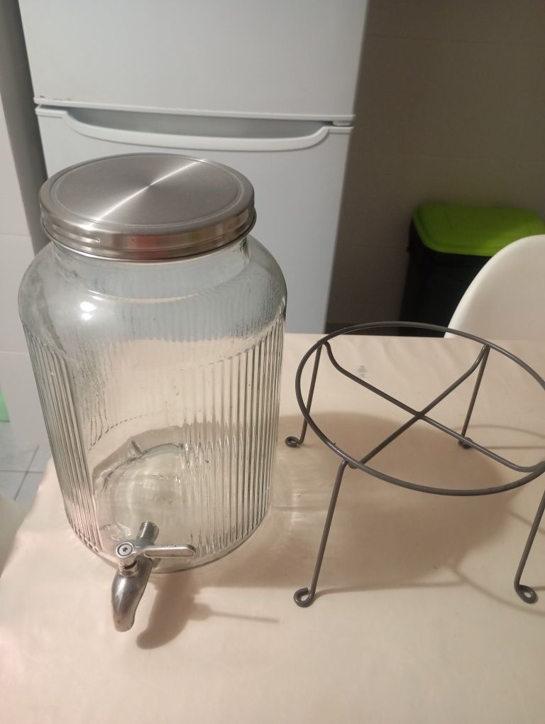 Recipiente com torneira e suporte