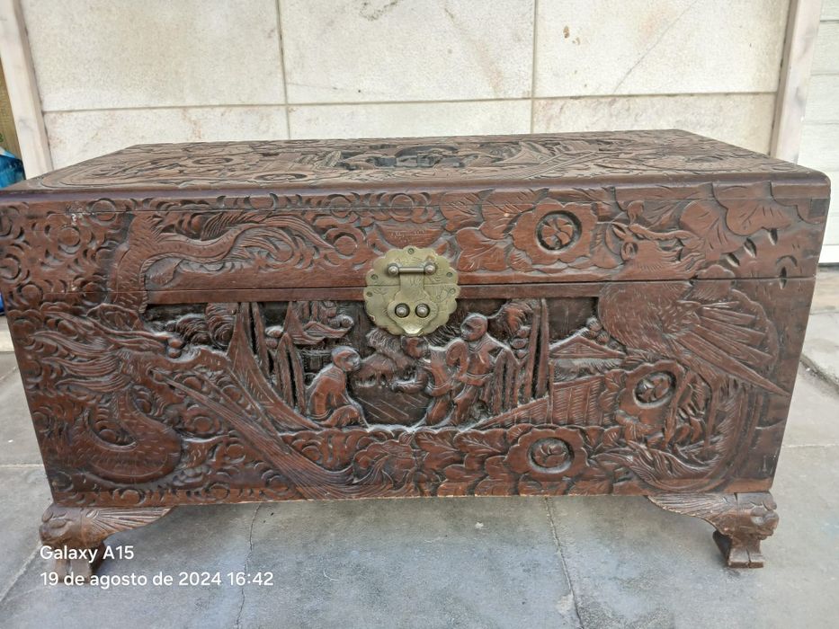 Arca em madeira trabalhada