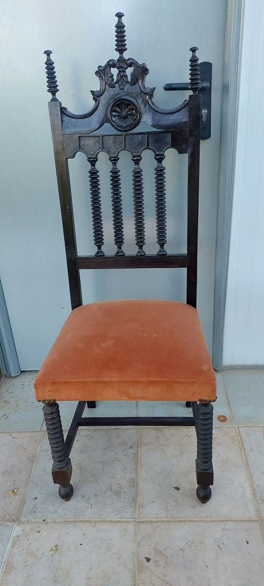 Mesa com 6 cadeiras em madeira