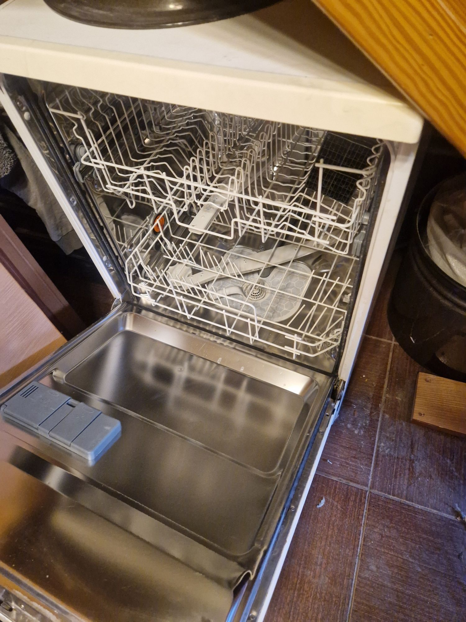 Подвійна посудомийка Electrolux старого зразка — 2500 грн

Продається