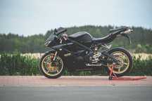 Triumph Daytona Dziki motocykl gotowy na sezon z zestawem akcesoriów