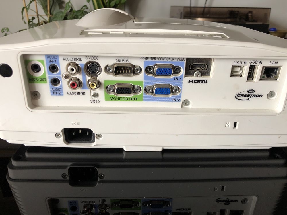 Projektor rzutnik Mitsubishi  profesional hd ready