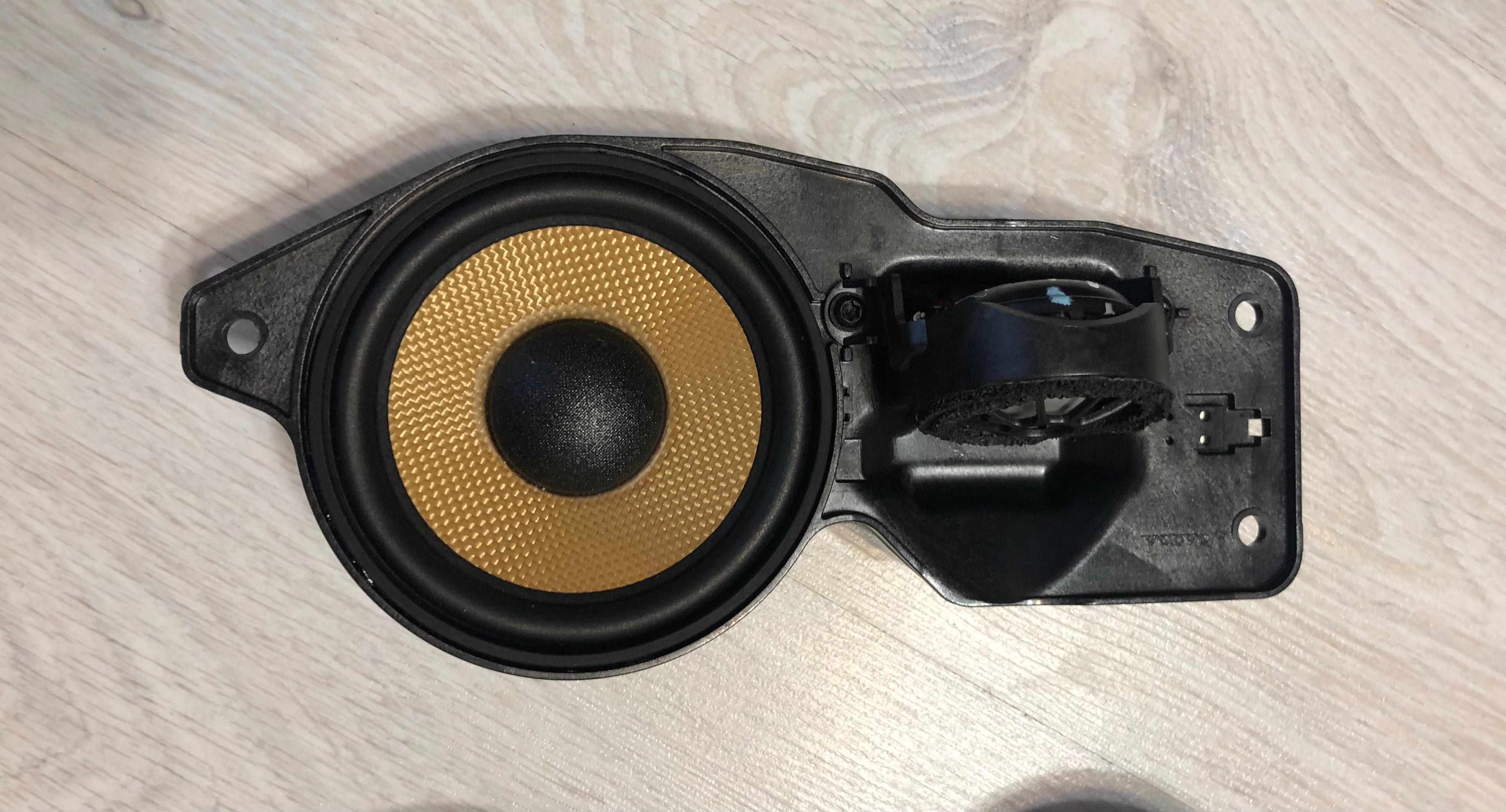 Динаміки Volvo Premium Sound Bowers & Wilkins