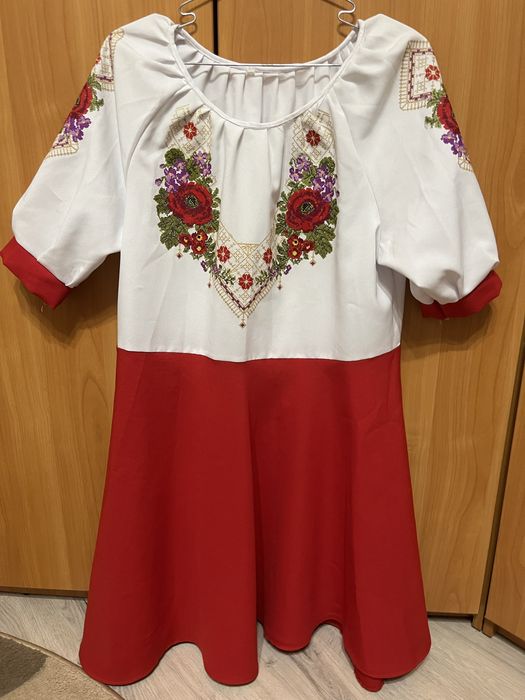 Вишита жвноча сукня