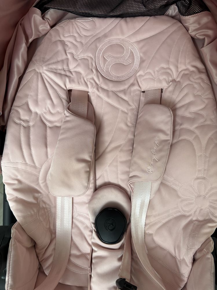 Продам коляску Cybex Priam Lux 4.0 Simply Flowers