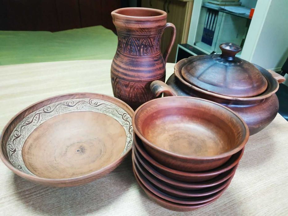 Набір глиняного посуду ручної роботи