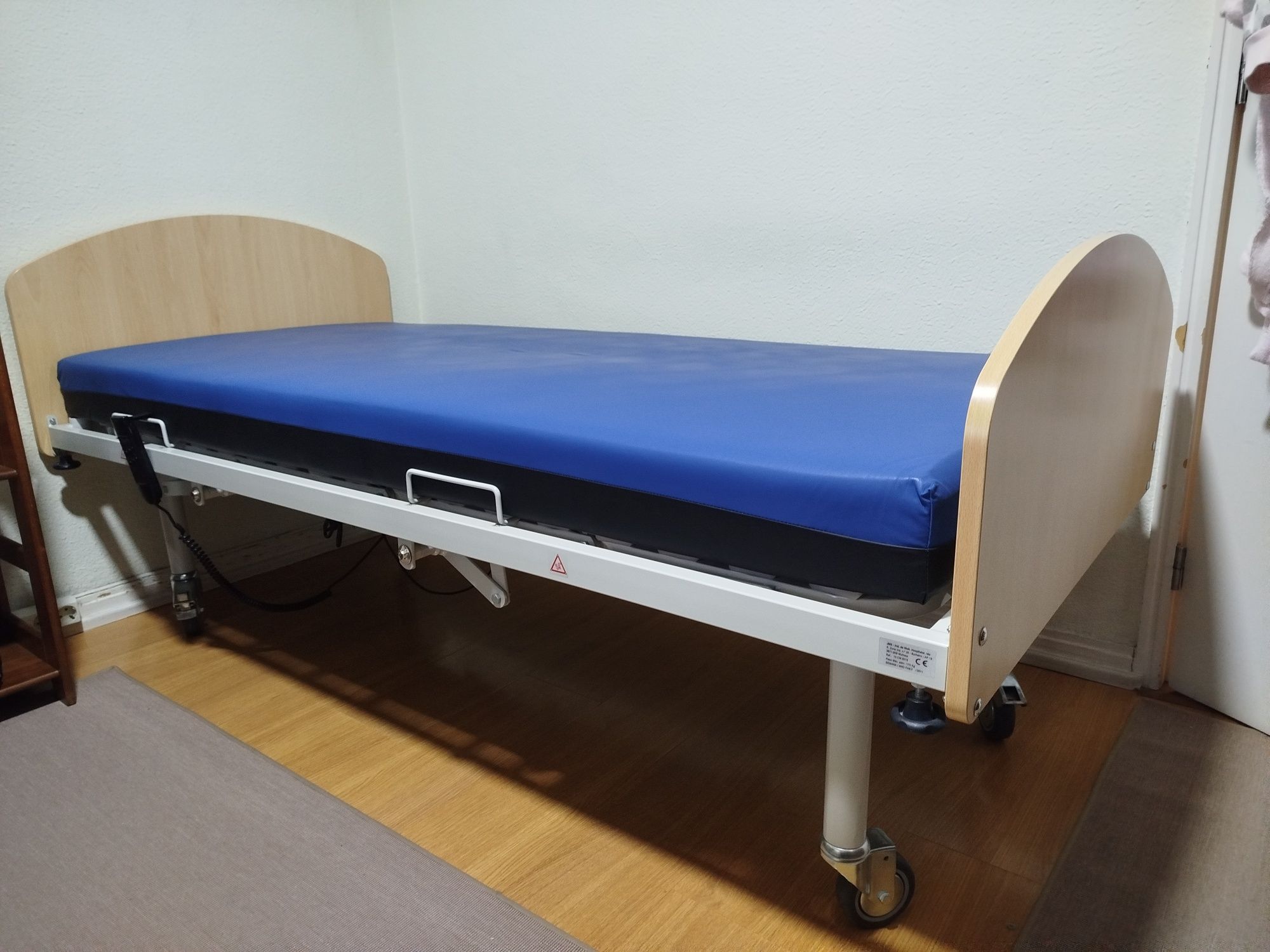 Cama articulada com estrado automático