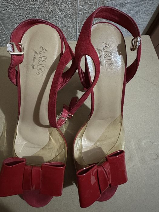 Босоніжки червоного кольору, розмір 38