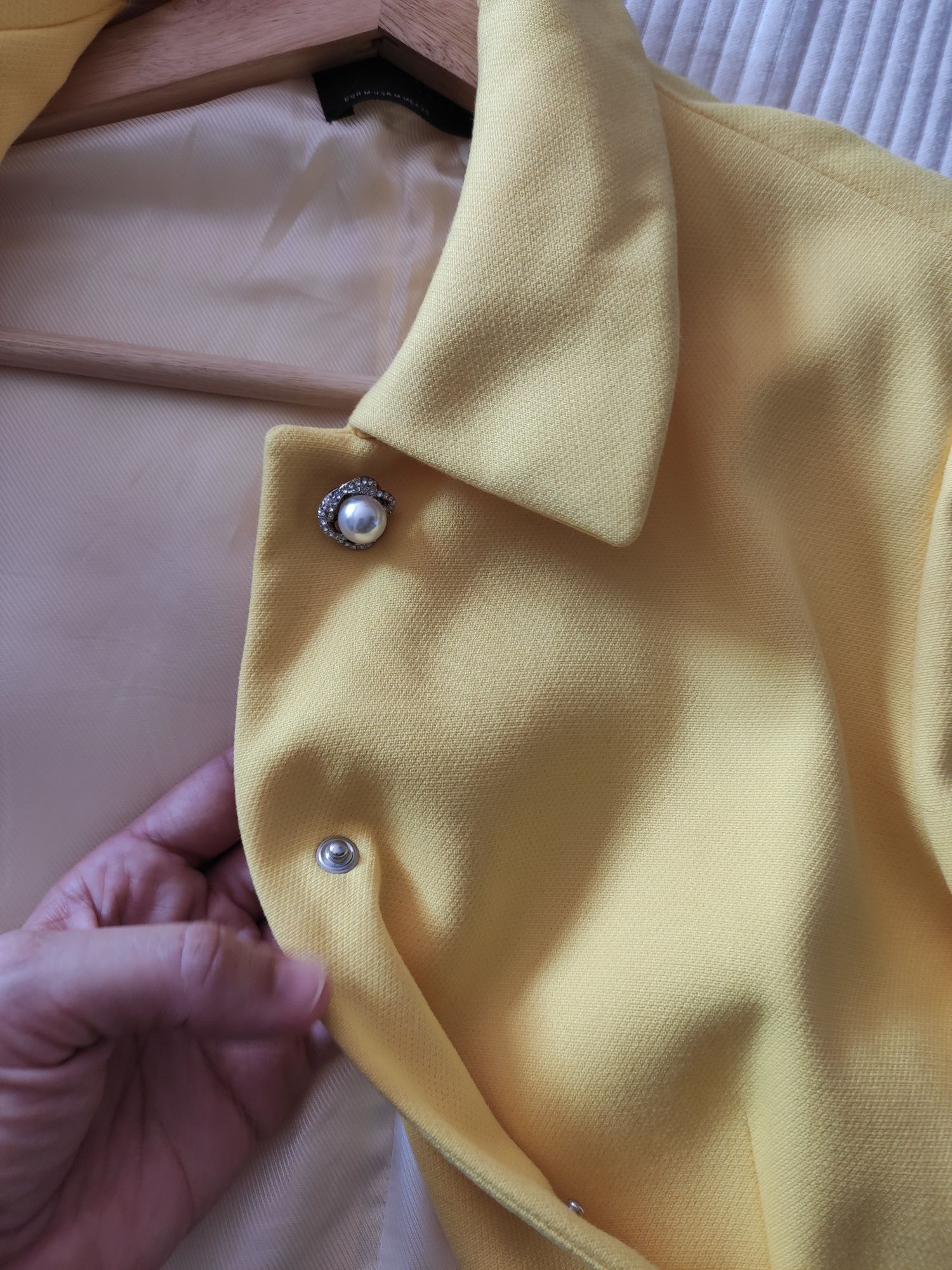 Casaco amarelo Zara com botões pérola