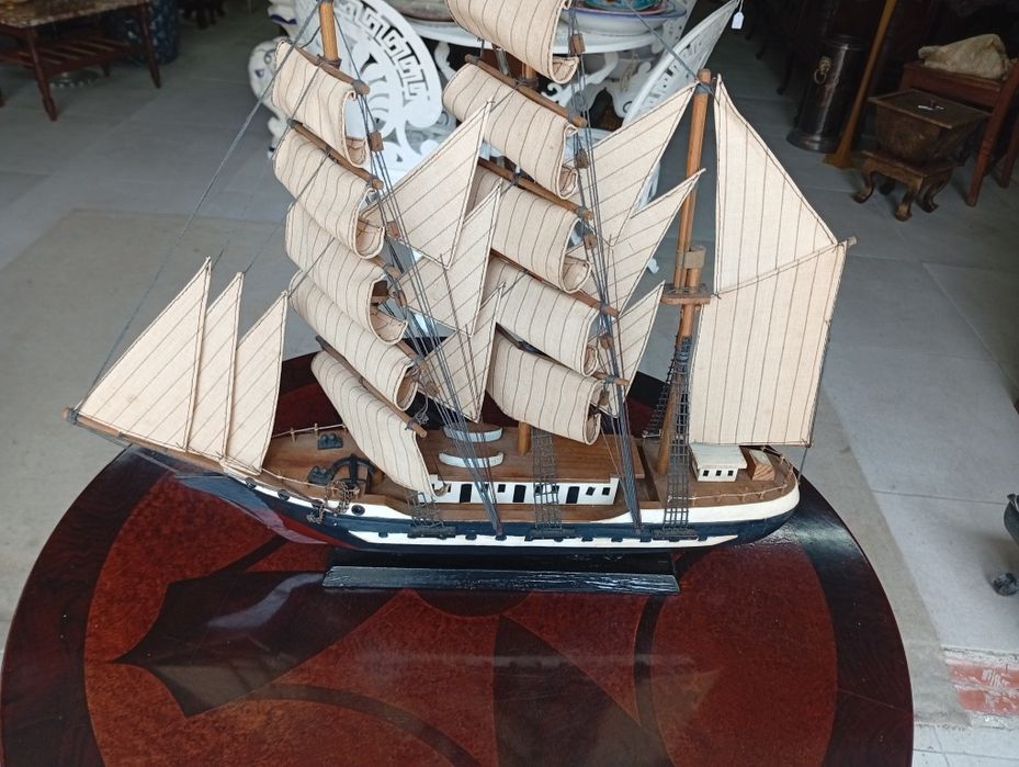 Barco em madeira muito bonito com velas em tecido