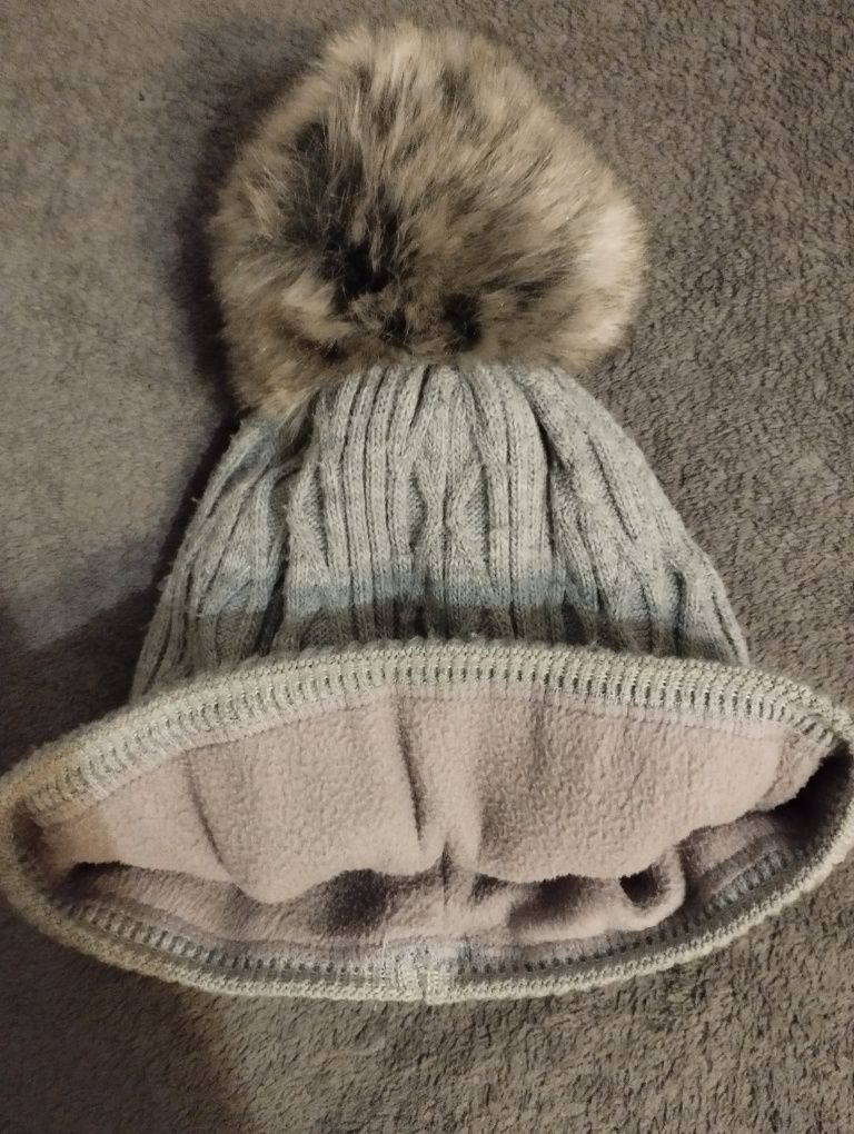 Szara czapka zimowa z pomponem