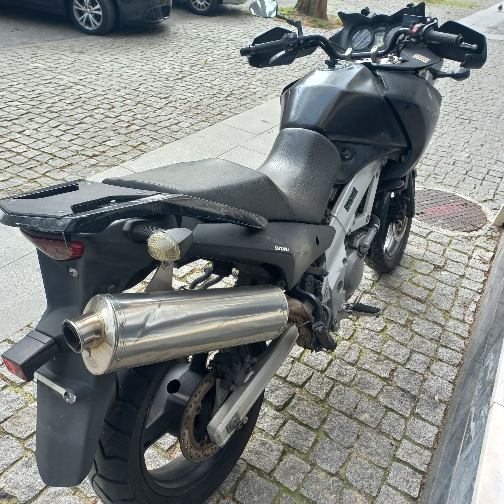 Suzuki v Strom 650 ano 2004