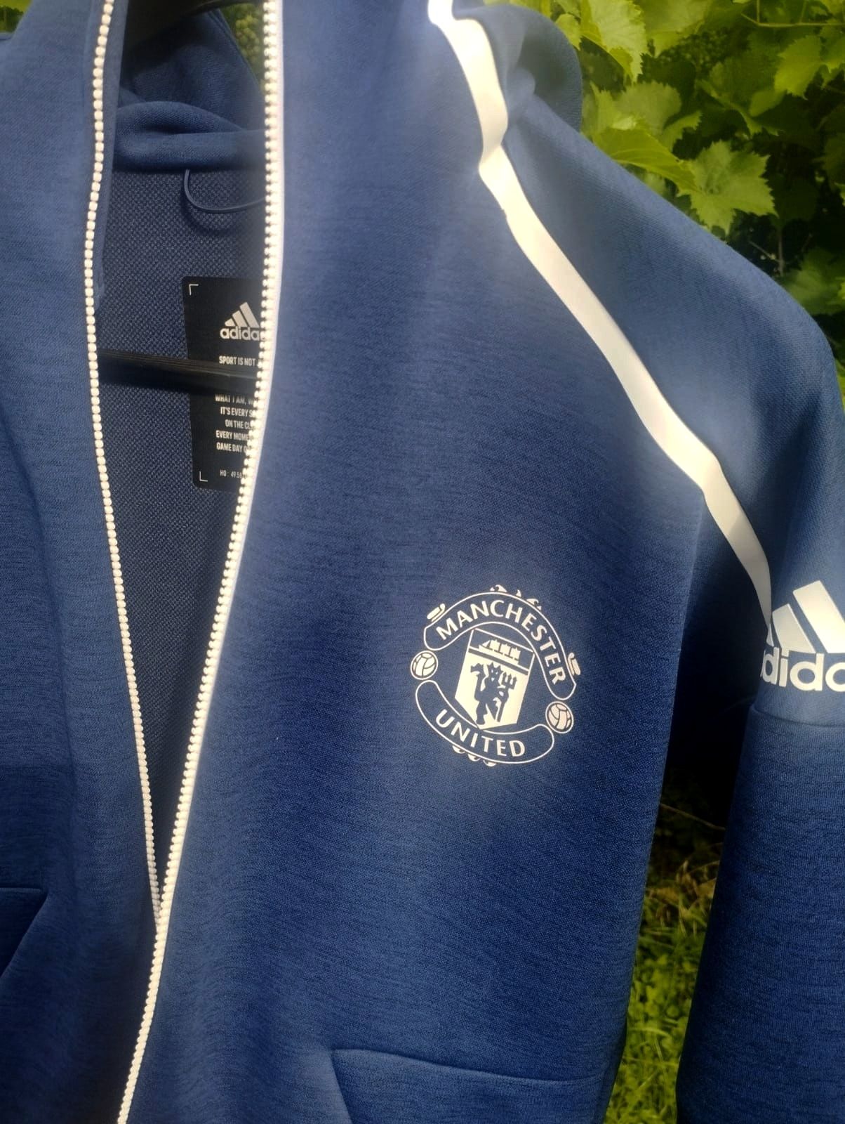 Bluza Manchesteru United Adidas - gratka dla fanów Czerwonych Diabłów!