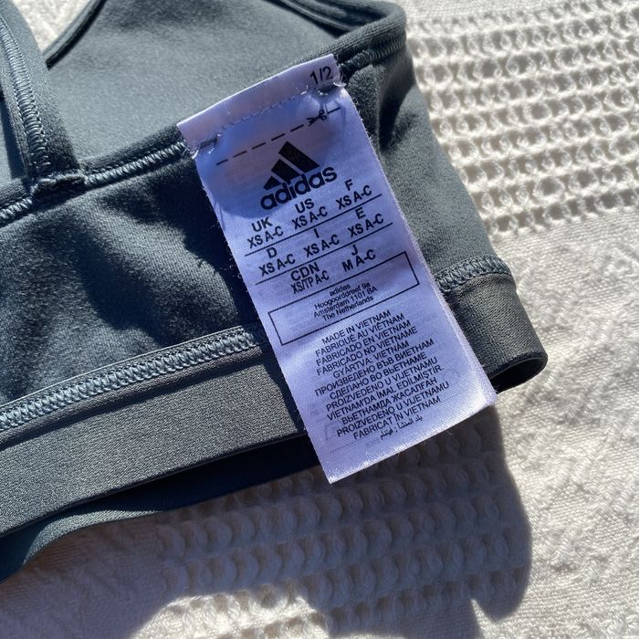 топ топик adidas yoga essentials light-support лиф серо-зеленый ориг