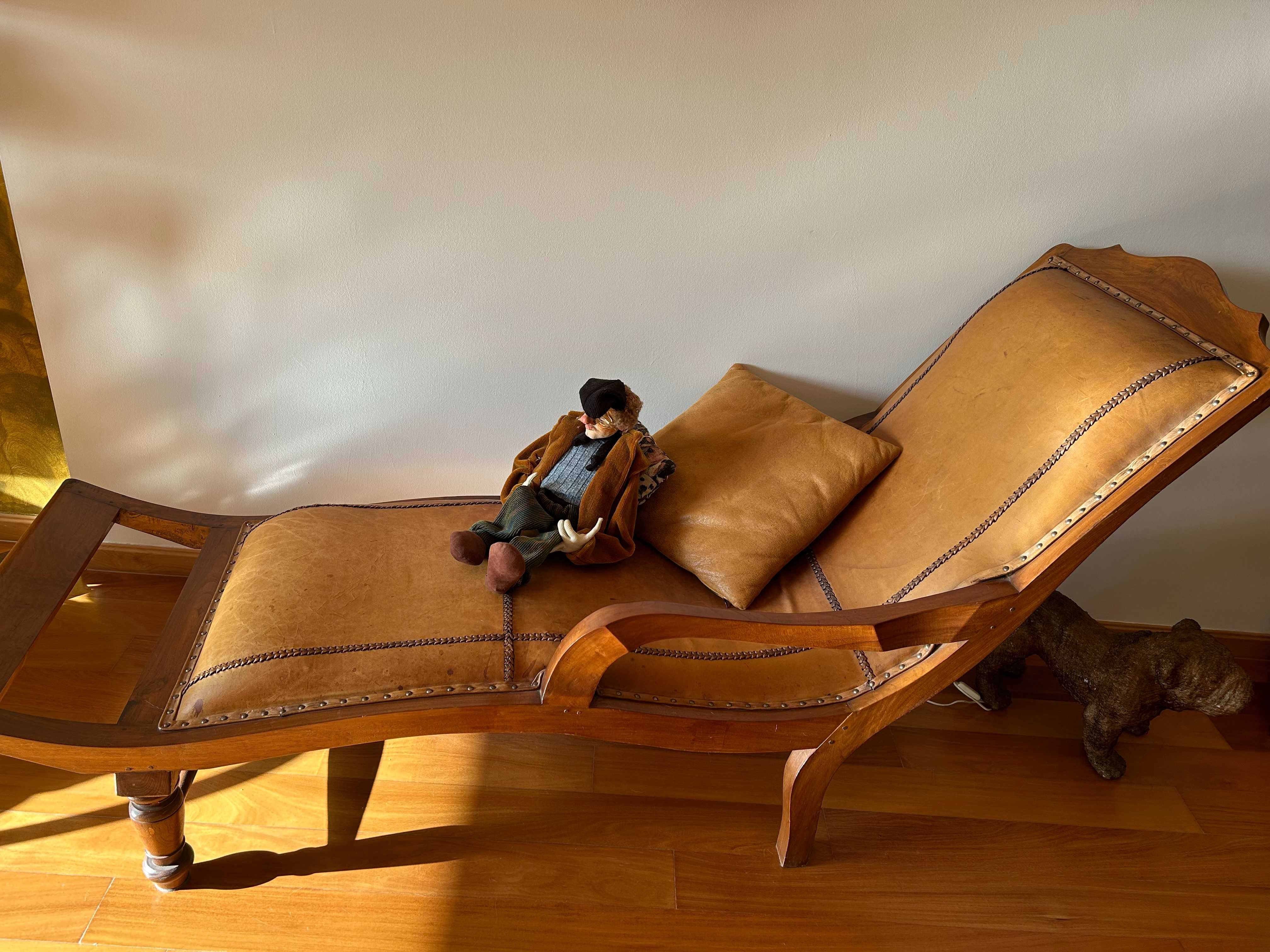 Chaise longue em madeira e couro