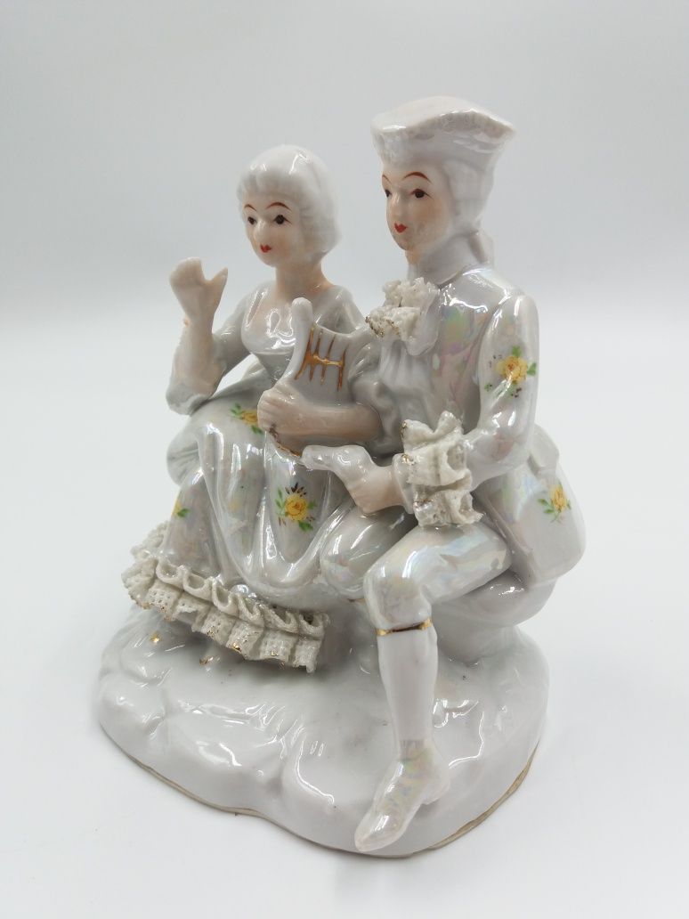 Śliczna porcelanowa figurka dworskiej pary na sofie