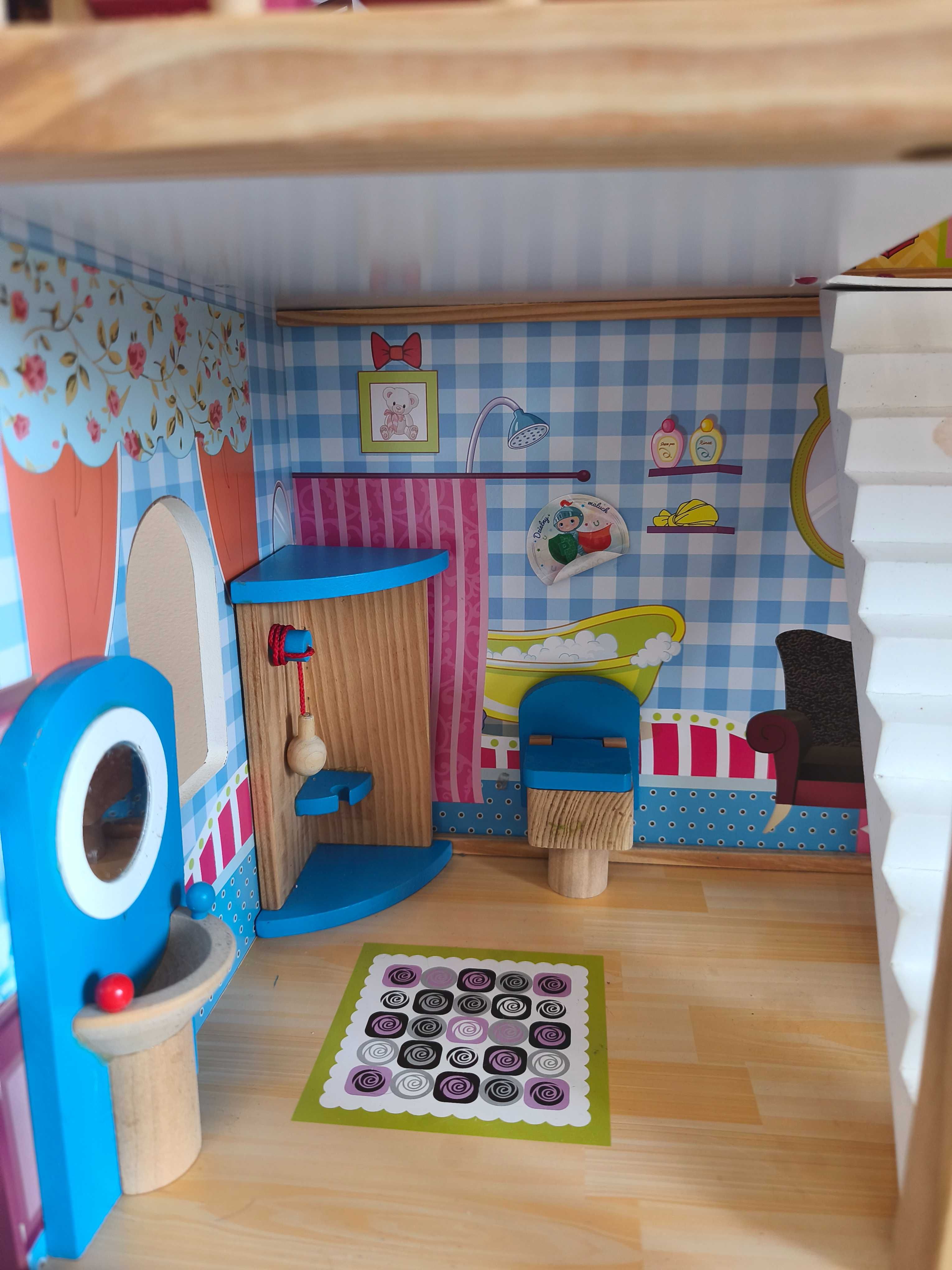 Duży drewniany domek dla lalek z drewnianymi mebelkami