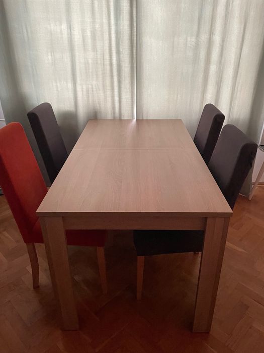 Stół rozkładany z krzesłami