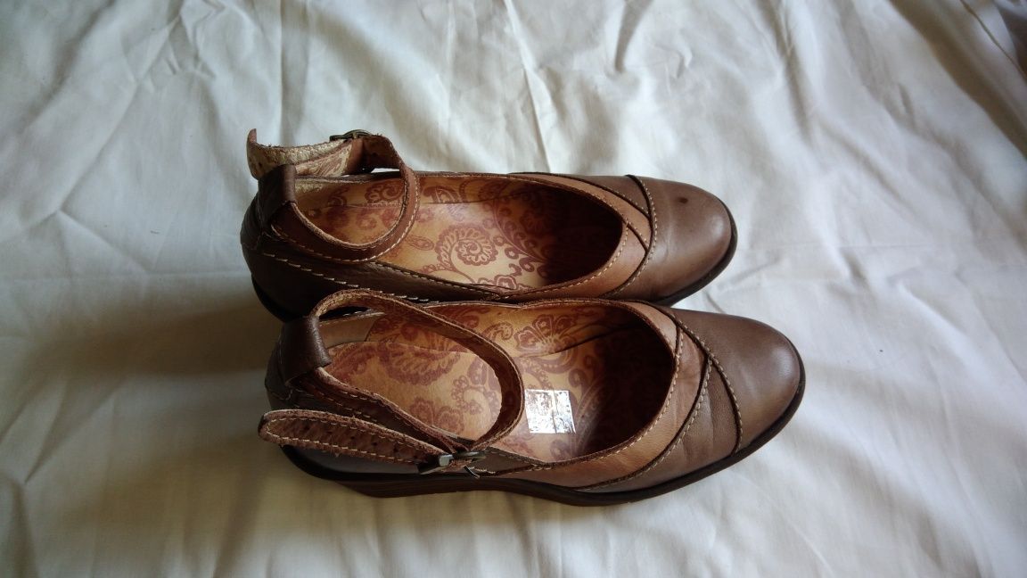 Sapatos de senhora feitos em Portugal, em tons de castanho