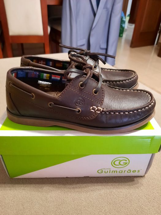 Sapatos de criança novos 33