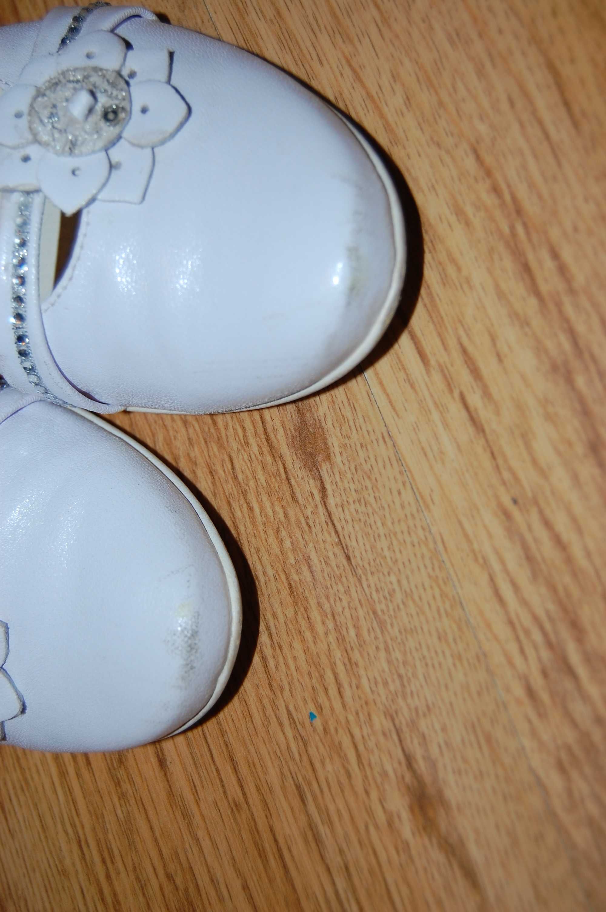 Buty komunijne dziewczęce r.34 dł wkładki ok 23 cm