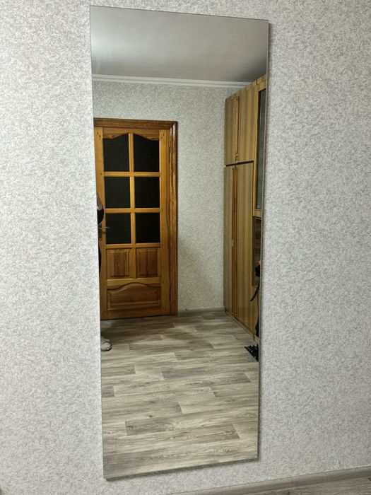 Продам велике настінне дзеркало в ідеальному стані.