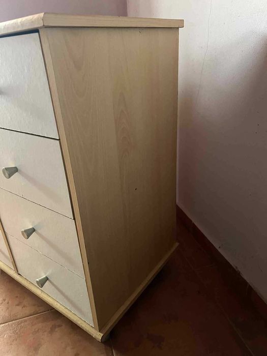 Cómoda com 8 gavetas