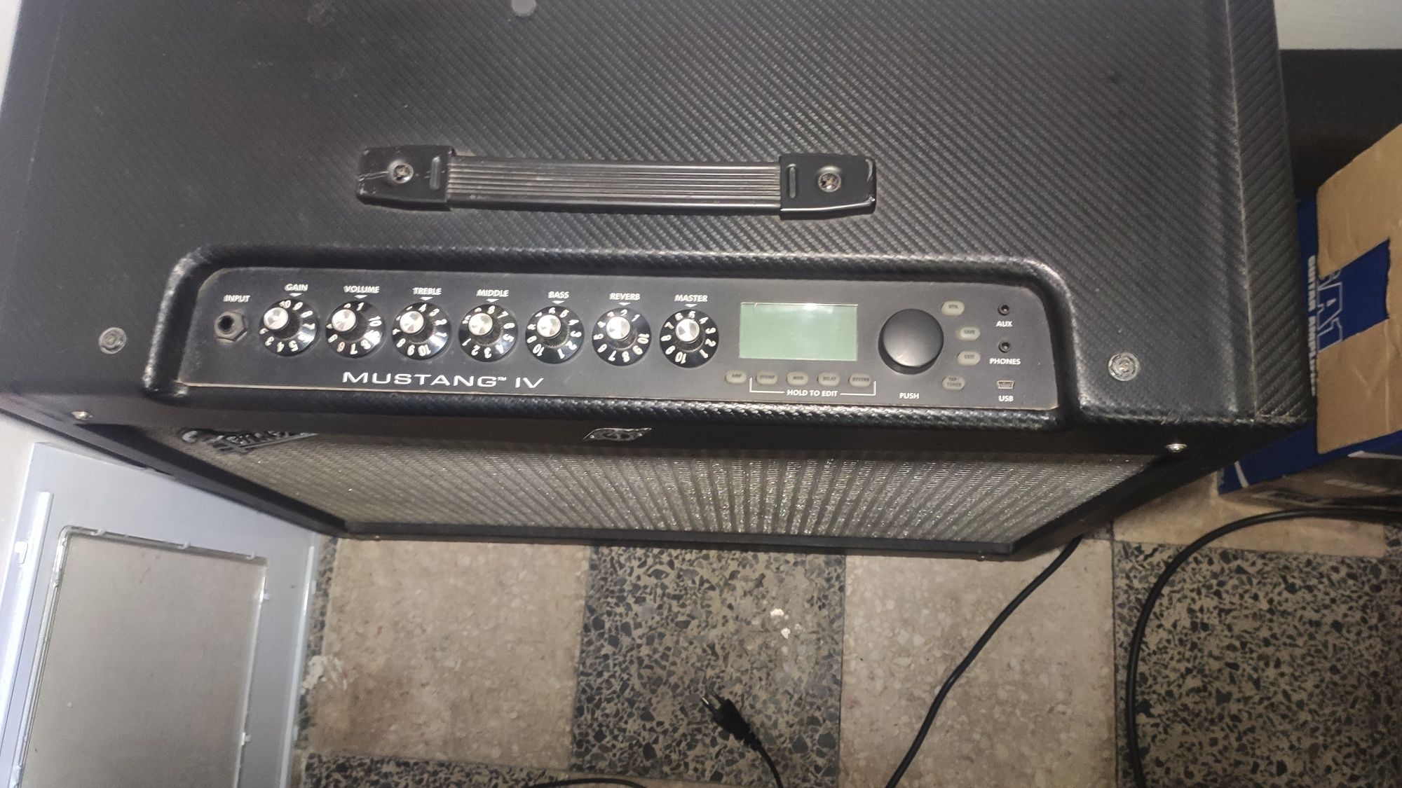 Amplificador Fender Mustang IV + Mustang Floor