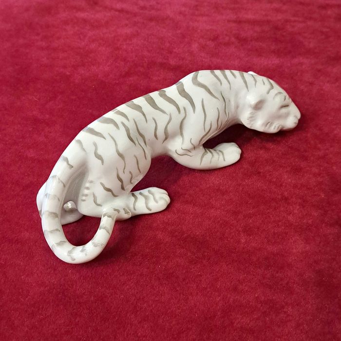 Figurka porcelanowa tygrysa, Ćmielów, lata 60. XX w.