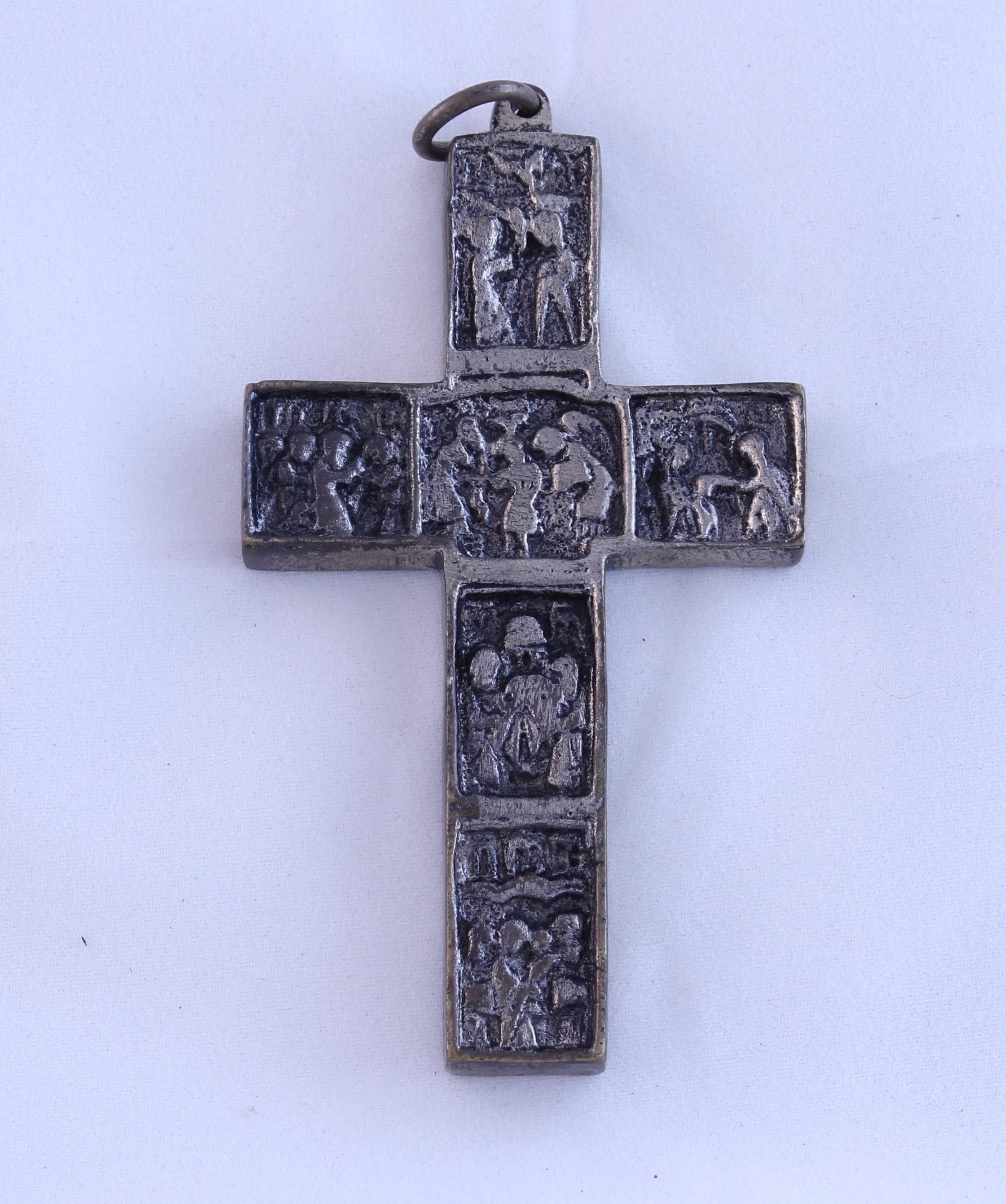 Cruxifixo em latão com banho prateado