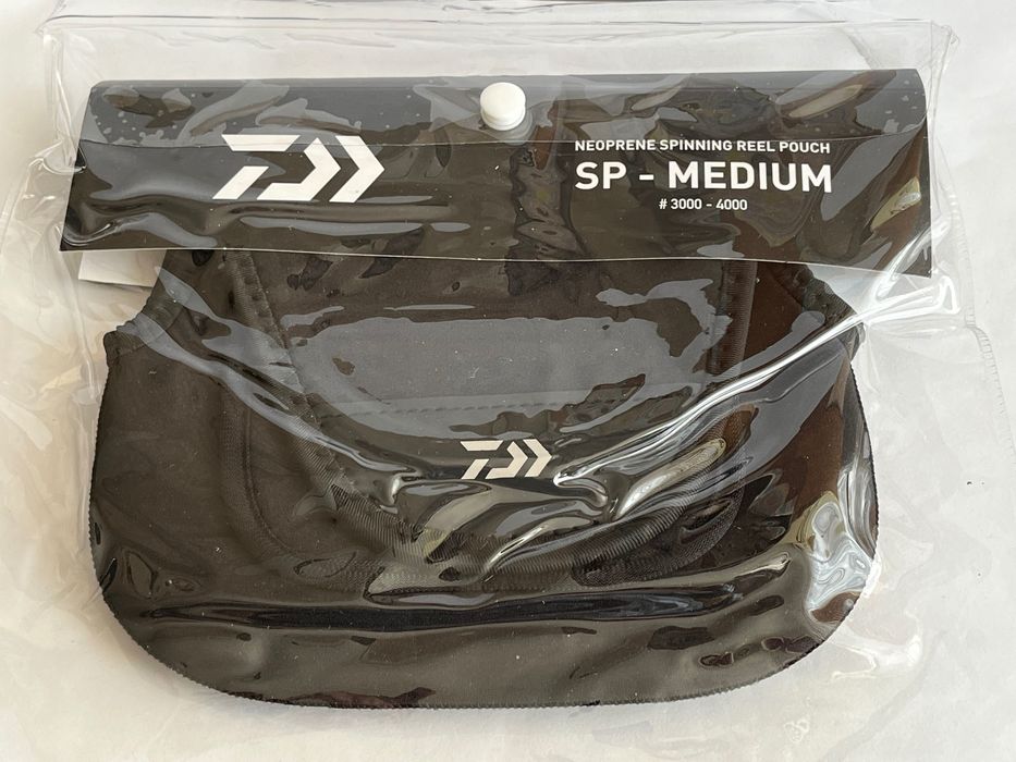 NOWY neoprenowy pokrowiec DAIWA na kołowrotek wielkości 3000 - 4000