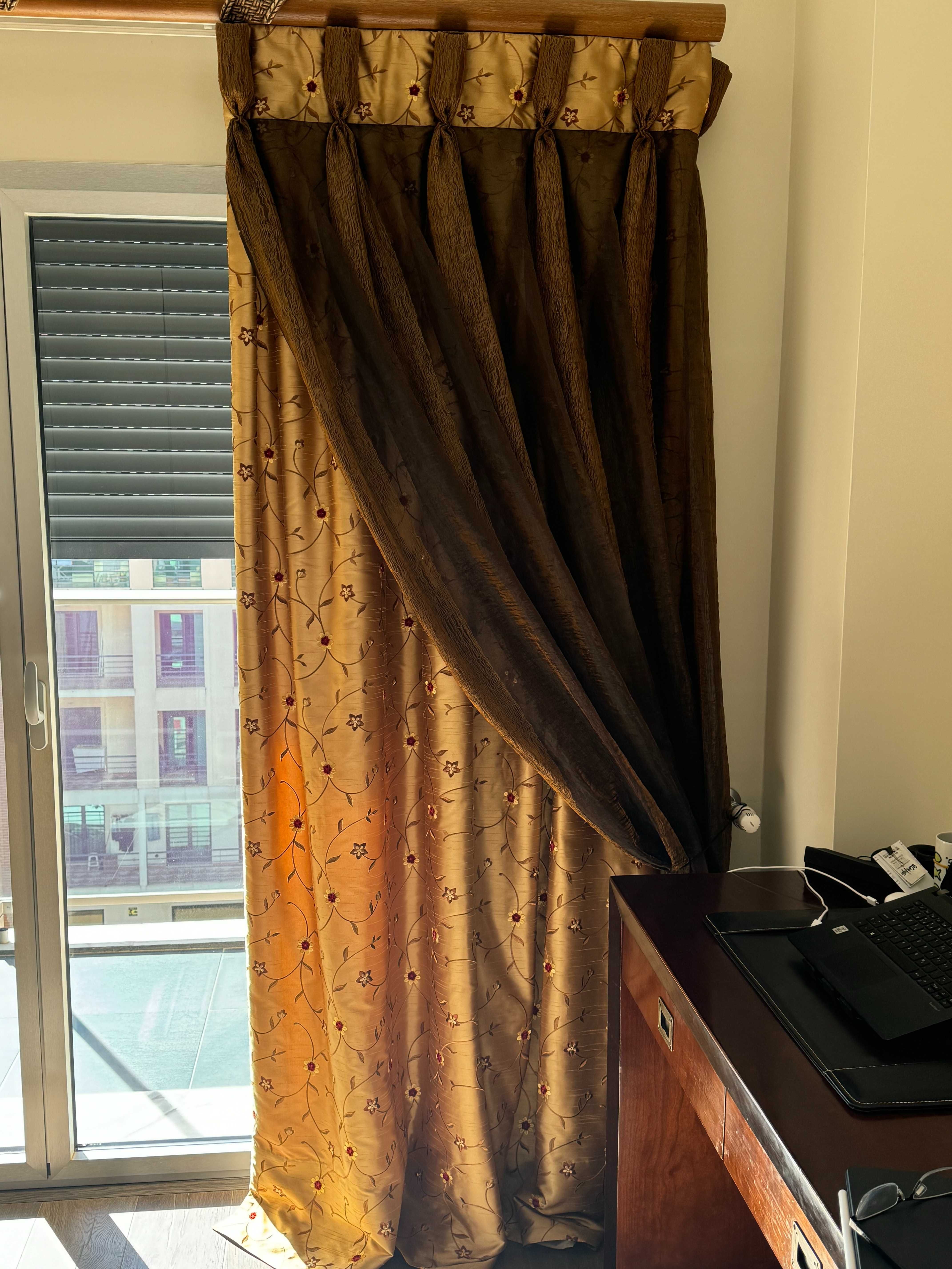 Cortinado com 2 tecidos em cor dourado e castanho