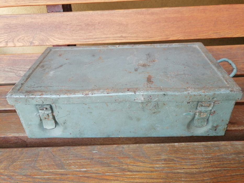 Stara skrzynka skrzynia nitowana spawana metalowa wojskowa