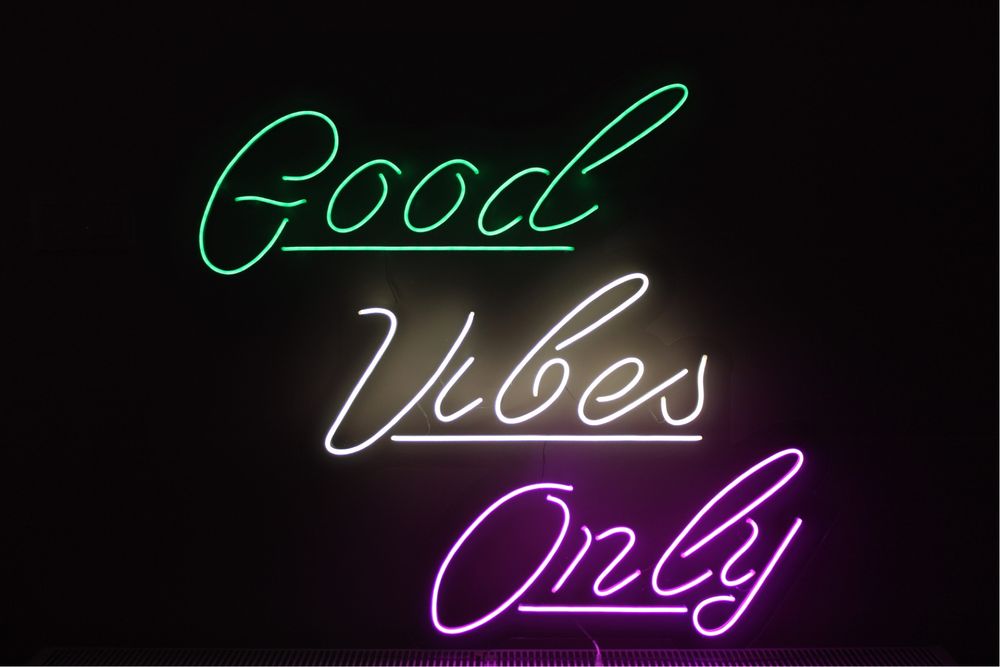 Neon „Good Vibes Only” na plexi
