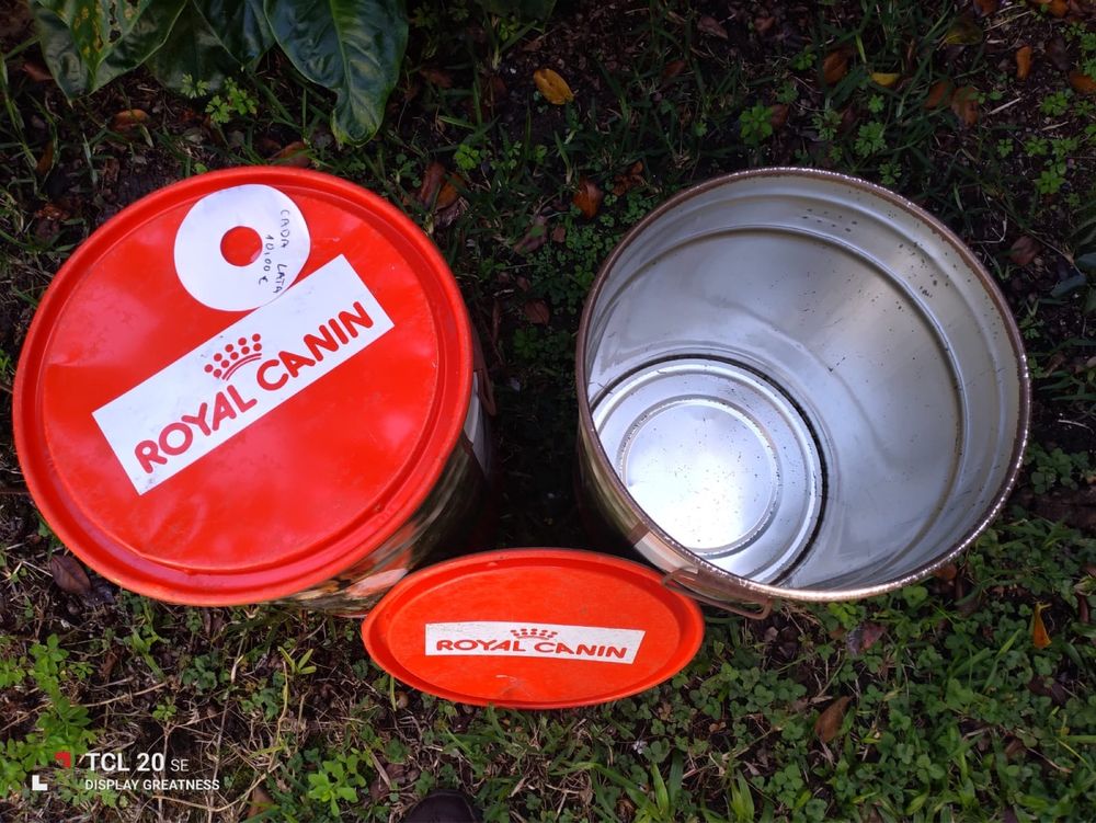 Duas latas grandes para a comida dos animais