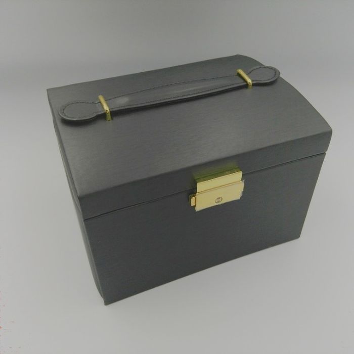 Czarny satynowy kuferek na biżuterię