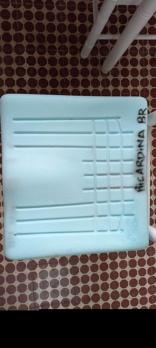 Almofada anti-escaras para colocar na cadeira de rodas.