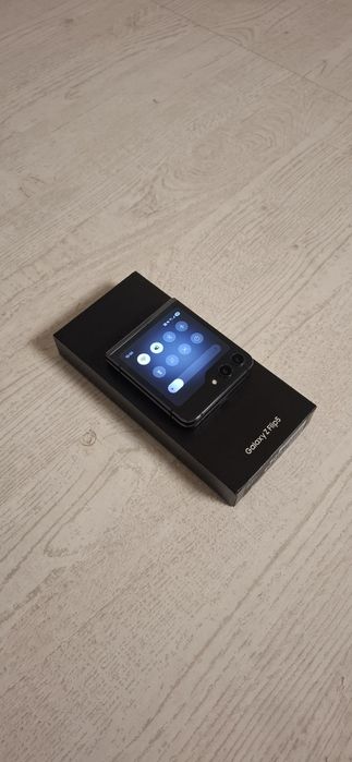 Samsung Galaxy Z Flip 5 8/512 Android 15 Stan idealny Bateria 91%