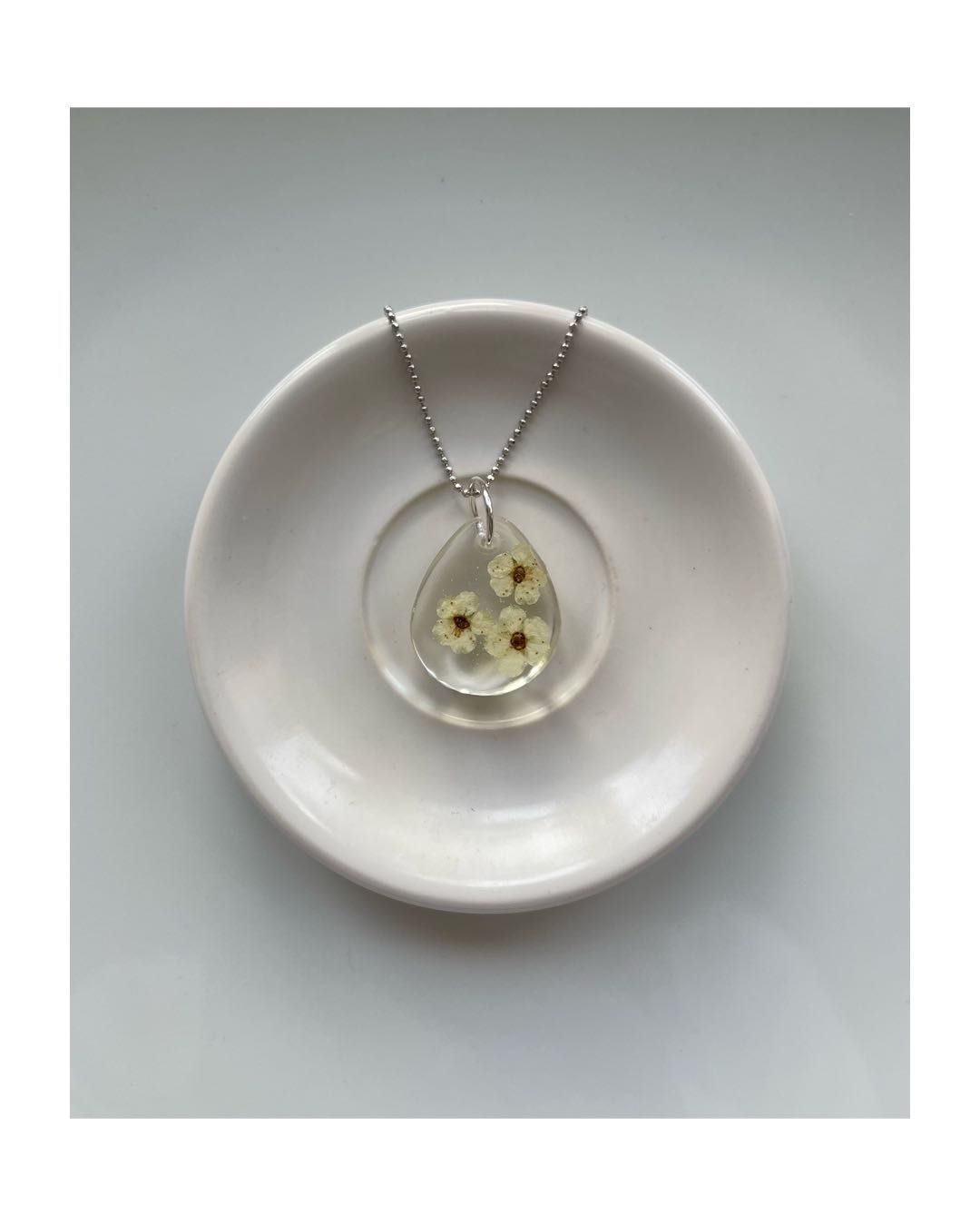 Zawieszka „fleurs blanches” biżuteria handmade żywica srebro