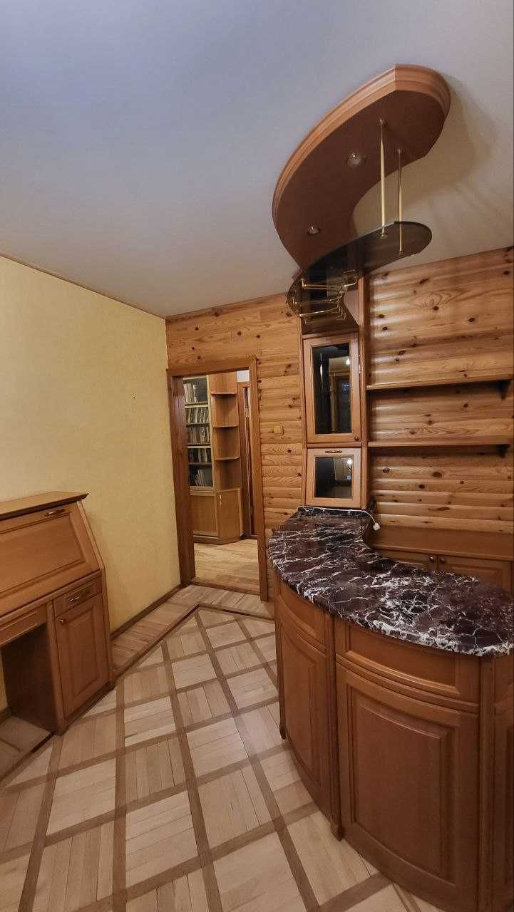 3 к. квартира с ремонтом и мебелью, м. Холодная гора