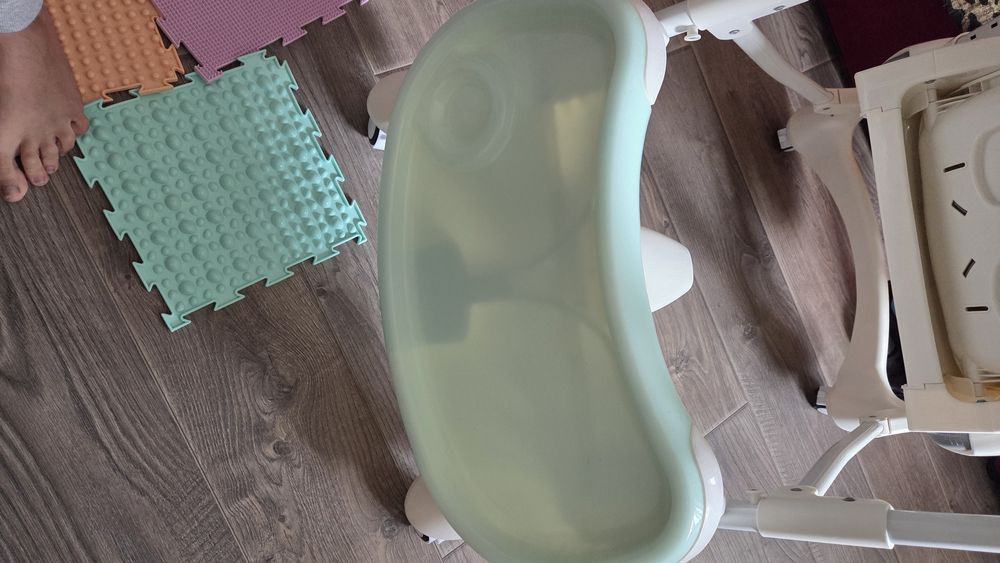 Продам стілець для годування Carrello