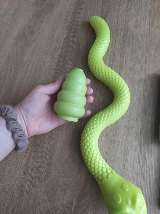 Kong, wąż do wylizywania smaczków i silikonowa szczotka