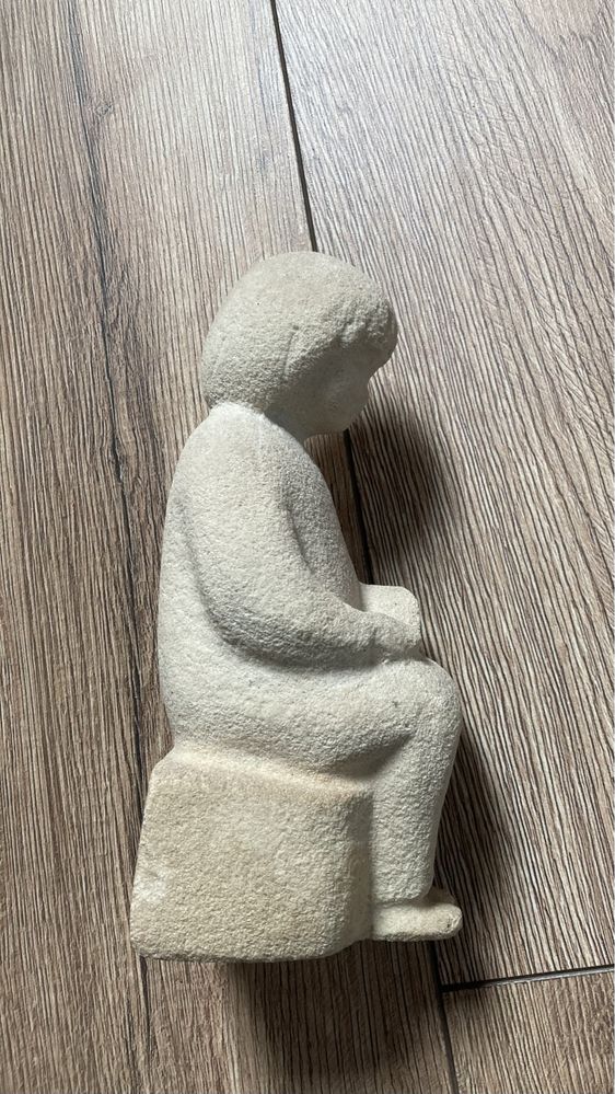 Figurka Marbell z piaskowca podpórka do książek