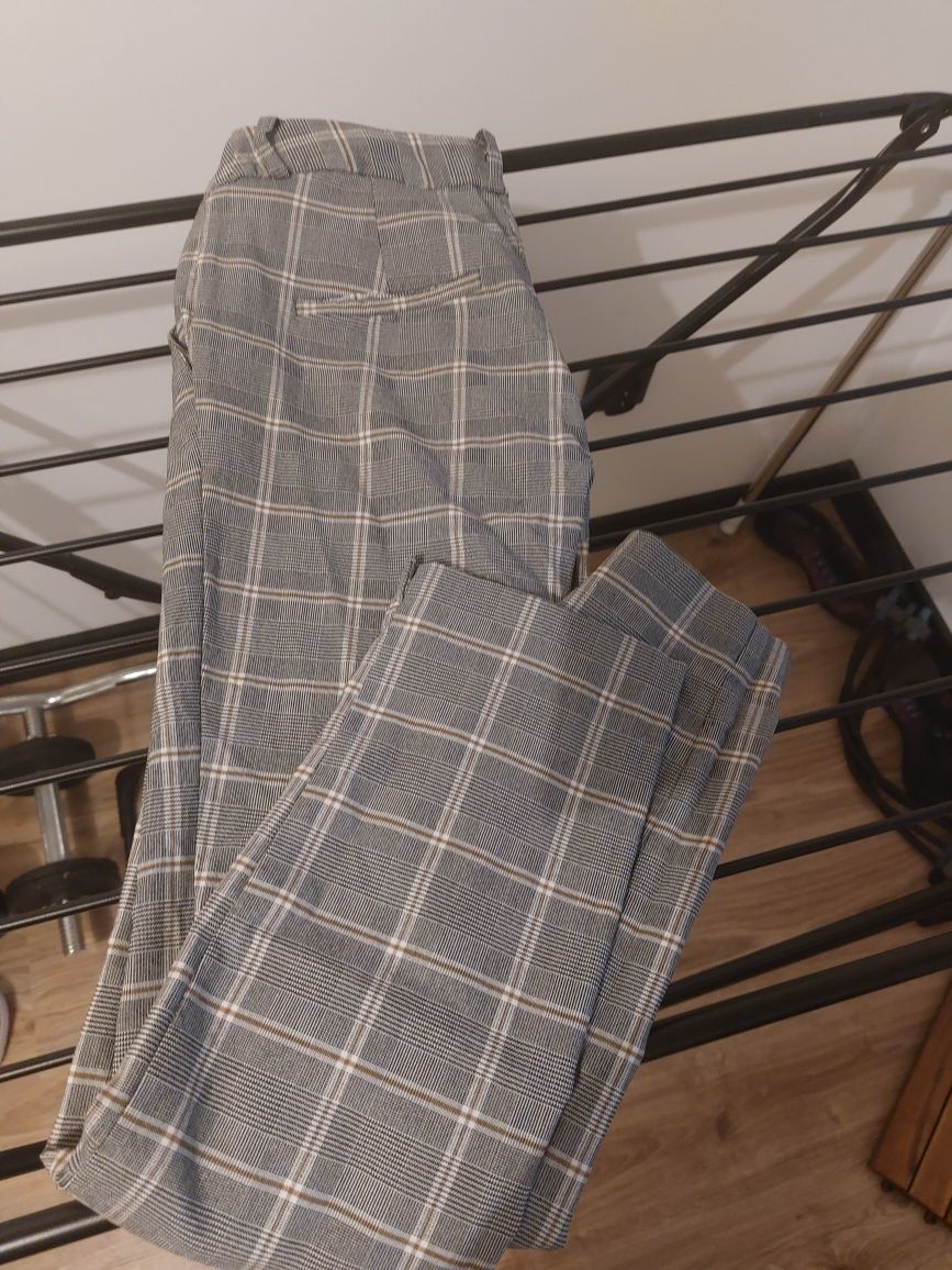 Eleganckie spodnie w kratę Stradivarius