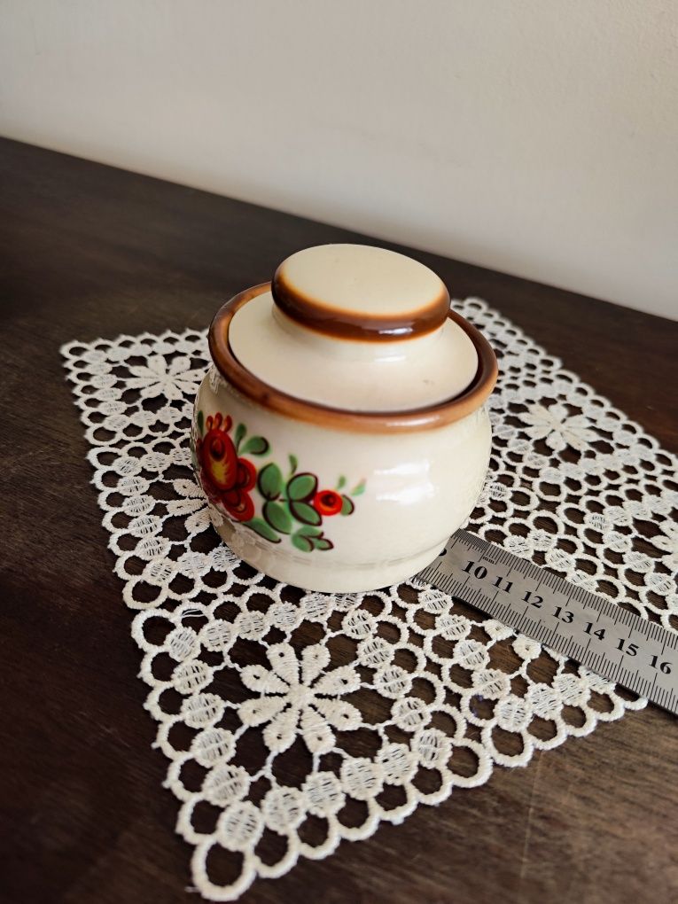 Urokliwa cukiernica z porcelitu. Tułowice made in  Poland PRL