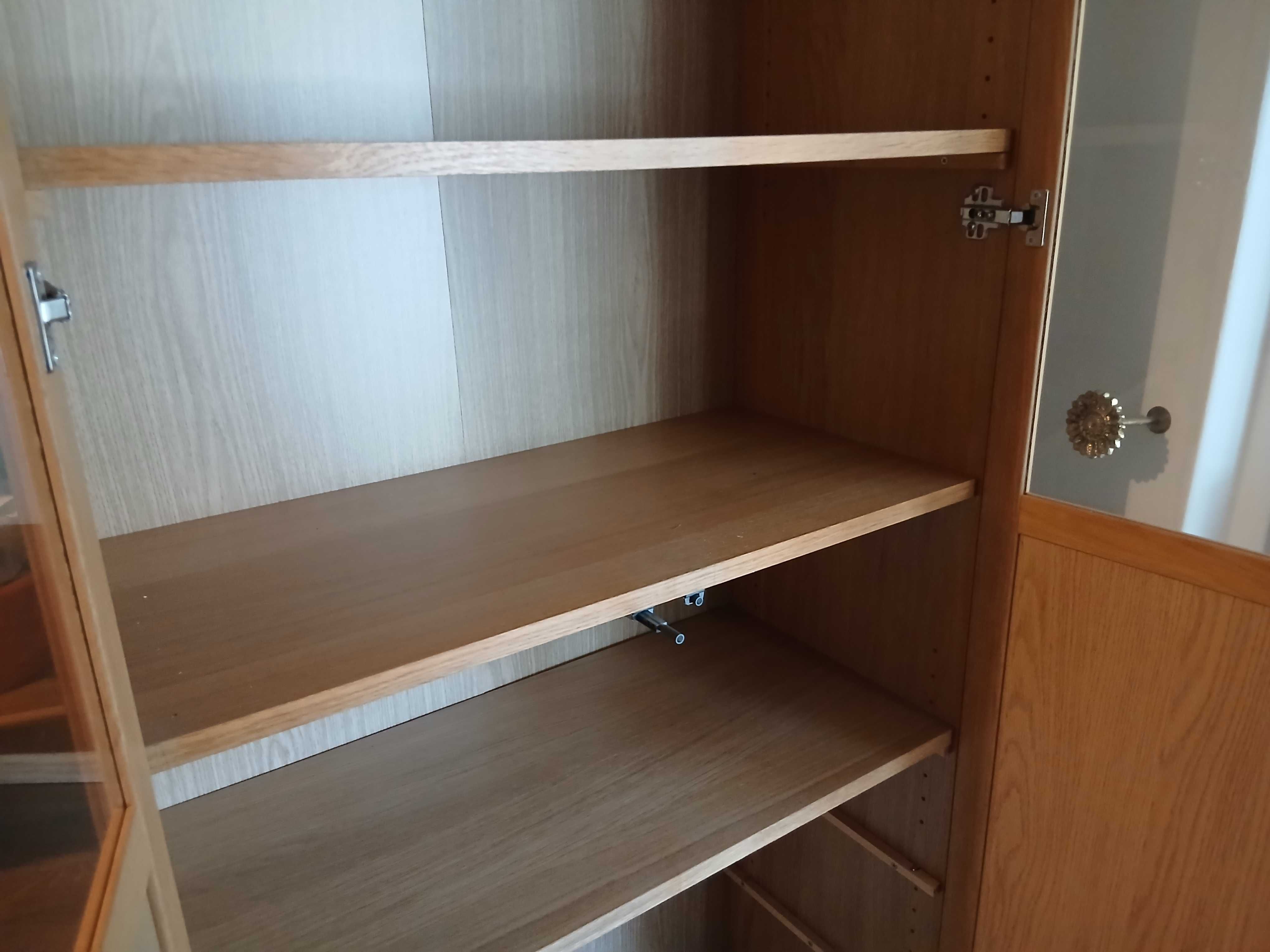 estante BILLY IKEA com vitrina